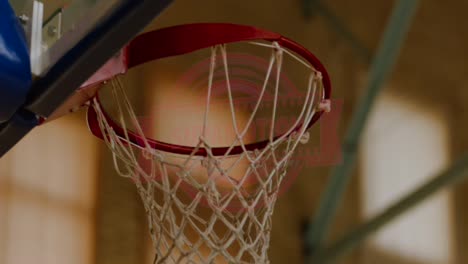 Aus-Niedriger-Perspektive:-Ein-Afroamerikanischer-Schwarzer-Basketballspieler-Macht-Einen-Dunk-In-Der-Indoor-Sportarena.-4K-UHD-120 fps-Slo-Mo